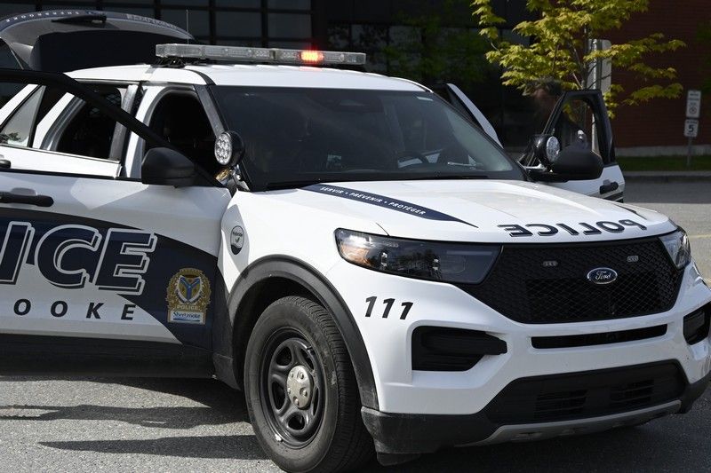 Un homme de 23 ans sort une arme devant des policiers à Sherbrooke